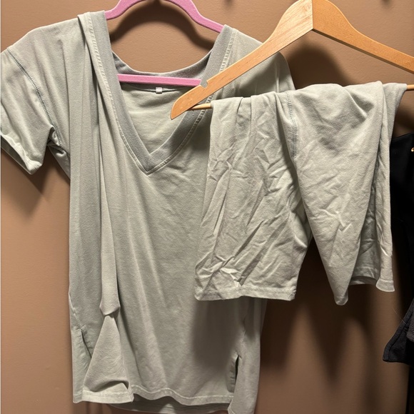 matching set from Amazon. Light green, size medium - Picture 1 of 1